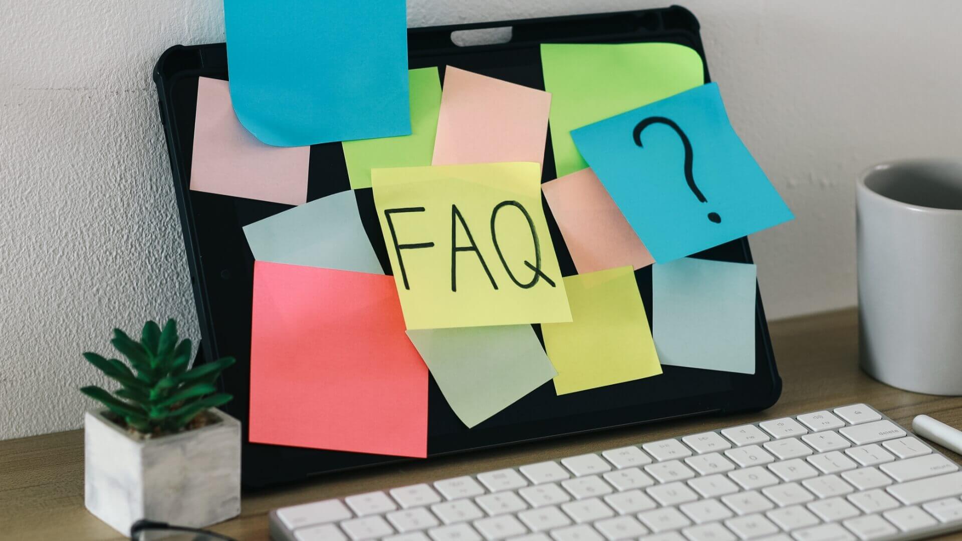 Слово FAQ среди цветных листков бумаги