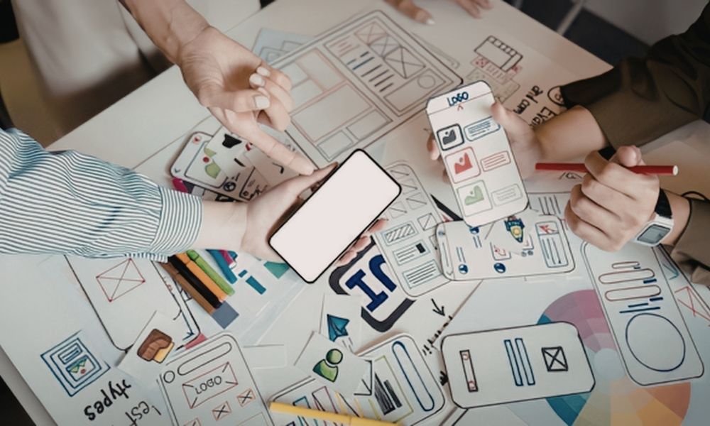 Команда дизайнеров работает над новым UX/UI-проектом