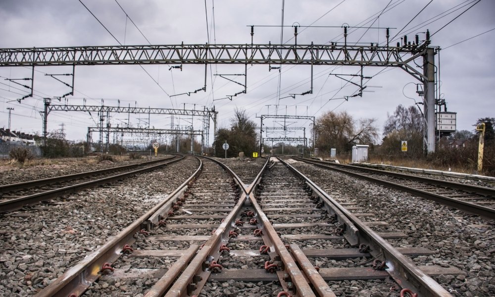 Два расходящихся железнодорожных пути